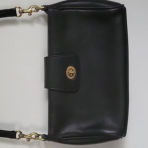 Black leather vintage 9154 Coach bag. Crossbody